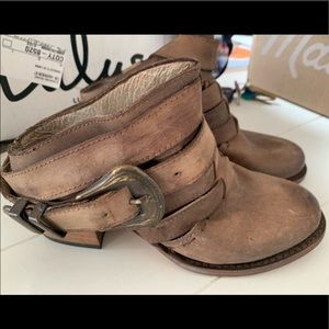 Free Bird booties with straps size 6